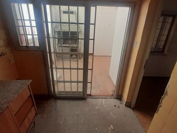Inversión Inteligente – Casa con Patio, Cochera y Posibilidad Comercial