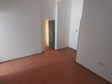 Inversión Inteligente – Casa con Patio, Cochera y Posibilidad Comercial