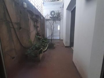 Inversión Inteligente – Casa con Patio, Cochera y Posibilidad Comercial