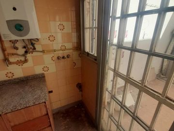 Inversión Inteligente – Casa con Patio, Cochera y Posibilidad Comercial