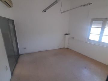 Inversión Inteligente – Casa con Patio, Cochera y Posibilidad Comercial