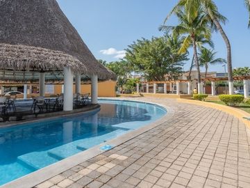 CASA CON DOBLE TERRENO EN CONJUNTO PALMAS DE MALLORCA, SOLEARES , MANZANILLO