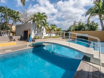 CASA CON DOBLE TERRENO EN CONJUNTO PALMAS DE MALLORCA, SOLEARES , MANZANILLO