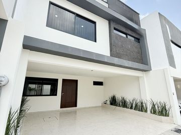 Casa en venta en Zona Pedregal de las Ánimas- Jardín Privado y Cocina soñada