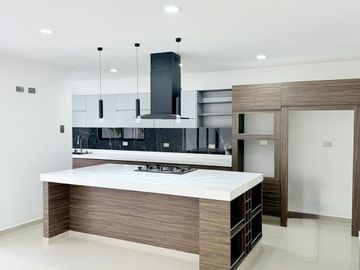 Casa en venta en Zona Pedregal de las Ánimas- Jardín Privado y Cocina soñada