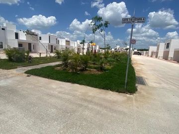 EN VENTA CASA RESIDENCIAL DE DOS PISOS EN PRIVADA BOTÁNICO, CONKAL