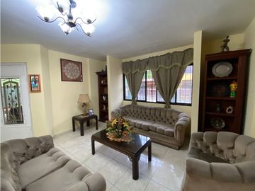 VILLA LUCRE / 565M / DOS NIVELES / BALCON / CUARTO Y BAÑO SERVICIO