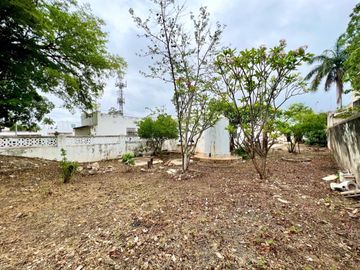 Casa en venta en Mérida colonial para restaurar con gran terreno