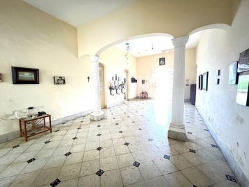 Casa en venta en Mérida colonial para restaurar con gran terreno