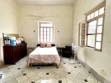 Casa en venta en Mérida colonial para restaurar con gran terreno