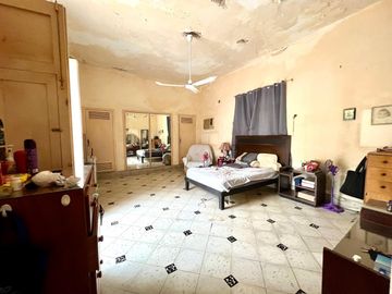 Casa en venta en Mérida colonial para restaurar con gran terreno