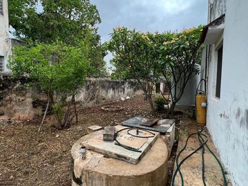 Casa en venta en Mérida colonial para restaurar con gran terreno