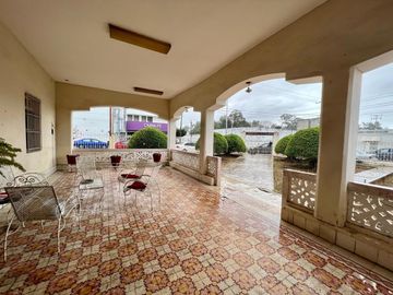 Casa en venta en Mérida colonial para restaurar con gran terreno