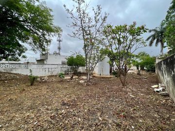 Casa en venta en Mérida colonial para restaurar con gran terreno
