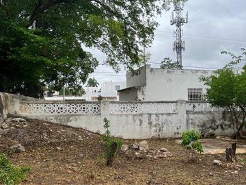 Casa en venta en Mérida colonial para restaurar con gran terreno