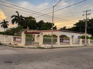 Casa en venta en Mérida colonial para restaurar con gran terreno