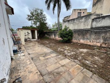 Casa en venta en Mérida colonial para restaurar con gran terreno