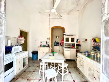 Casa en venta en Mérida colonial para restaurar con gran terreno