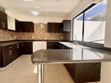Casa con Recámara en PB y Roof Garden en Juriquilla