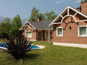 VENTA Casa 5 ambientes c/pileta en Los Cardales