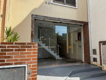VENTA DEPTO 2 AMB CON  PATIO V.URQUIZA APTO CRED
