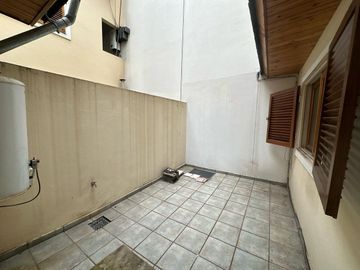 VENTA DEPTO 2 AMB CON  PATIO V.URQUIZA APTO CRED