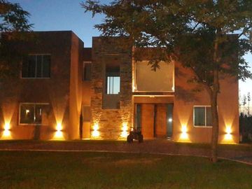 VENTA Casa en San Isidro Labrador al GOLF