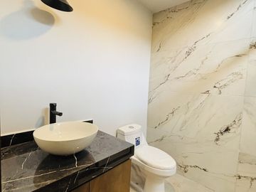 En venta casa funcional con jardín amplio y roof garden en Las Ánimas