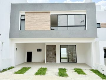 En venta casa funcional con jardín amplio y roof garden en Las Ánimas