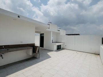 En venta casa funcional con jardín amplio y roof garden en Las Ánimas