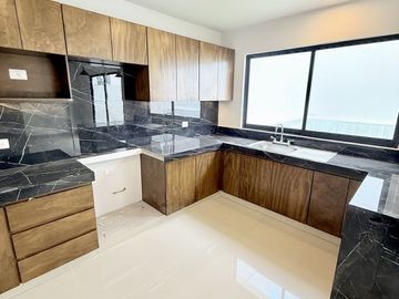 En venta casa funcional con jardín amplio y roof garden en Las Ánimas
