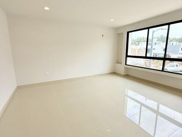 En venta casa funcional con jardín amplio y roof garden en Las Ánimas