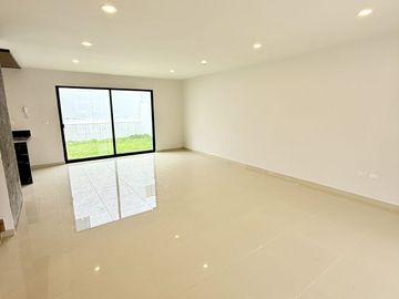 En venta casa funcional con jardín amplio y roof garden en Las Ánimas