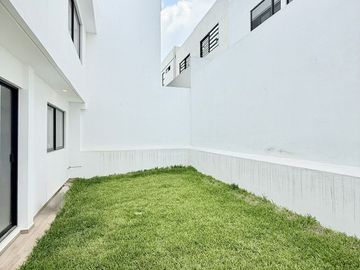 En venta casa funcional con jardín amplio y roof garden en Las Ánimas