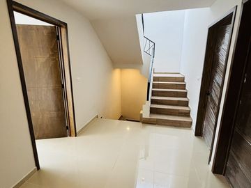En venta casa funcional con jardín amplio y roof garden en Las Ánimas