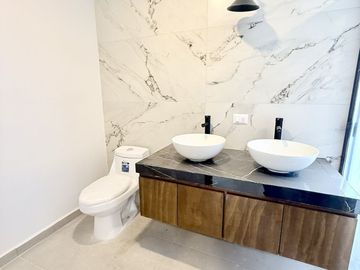 En venta casa funcional con jardín amplio y roof garden en Las Ánimas