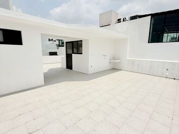 En venta casa funcional con jardín amplio y roof garden en Las Ánimas