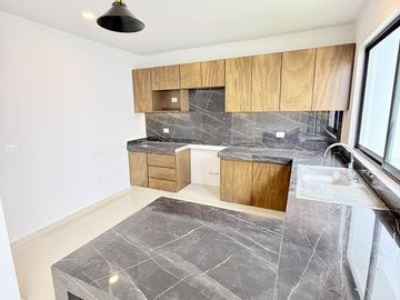En venta casa funcional con jardín amplio y roof garden en Las Ánimas