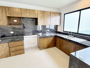 En venta casa funcional con jardín amplio y roof garden en Las Ánimas