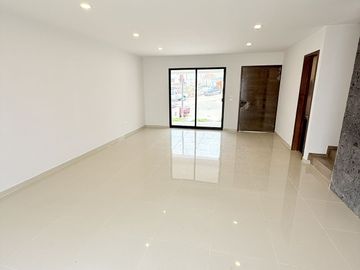 En venta casa funcional con jardín amplio y roof garden en Las Ánimas