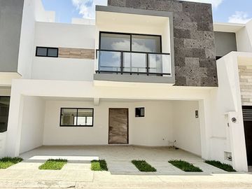 En venta casa funcional con jardín amplio y roof garden en Las Ánimas