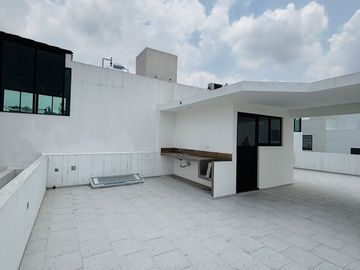 En venta casa funcional con jardín amplio y roof garden en Las Ánimas