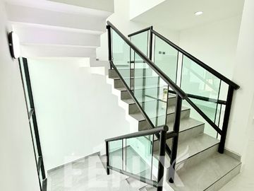 Casa en venta en zona Ánimas- Acabados premium y habitación en planta baja