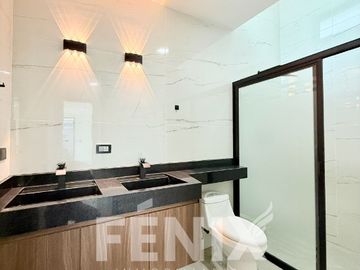 Casa en venta en zona Ánimas- Acabados premium y habitación en planta baja