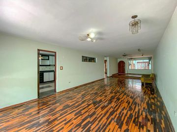 Venta De Casa En Urb. Prolongacion Benavides-Surco