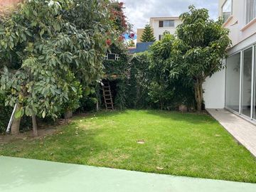 VENTA CASA 4 DORMITORIOS, CADA UNO CON BAÑO,  EN CUMBAYA