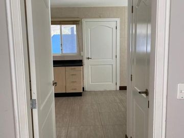 VENTA CASA 4 DORMITORIOS, CADA UNO CON BAÑO,  EN CUMBAYA
