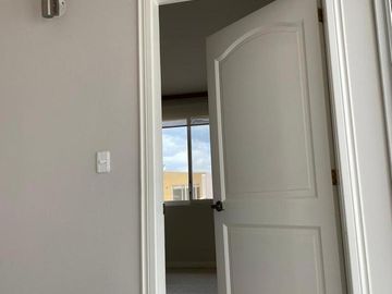VENTA CASA 4 DORMITORIOS, CADA UNO CON BAÑO,  EN CUMBAYA