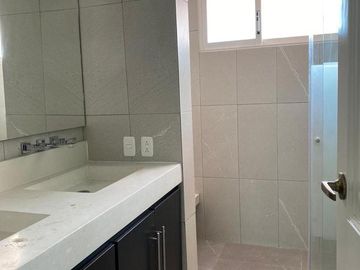 VENTA CASA 4 DORMITORIOS, CADA UNO CON BAÑO,  EN CUMBAYA