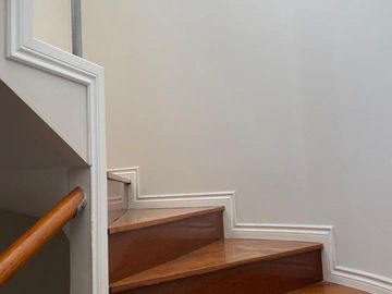 VENTA CASA 4 DORMITORIOS, CADA UNO CON BAÑO,  EN CUMBAYA